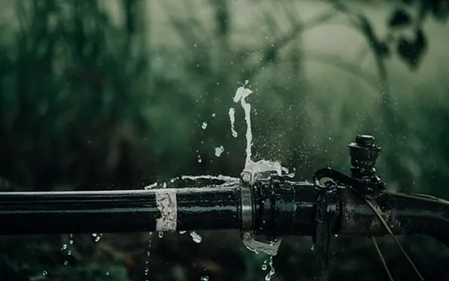 Tubería reventada expulsando agua a presión