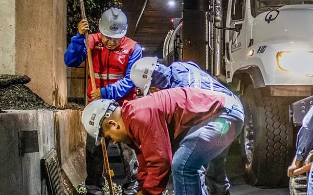 Cuadrilla de técnicos revisando una instalación