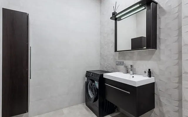 Baño moderno con lavabo y mueble instalados