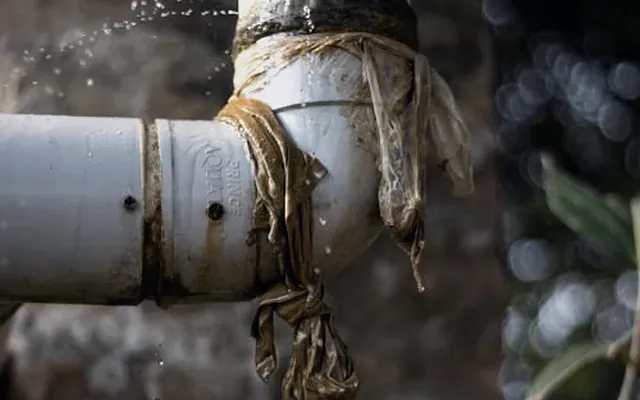 Tubería de PVC con fuga de agua en una unión